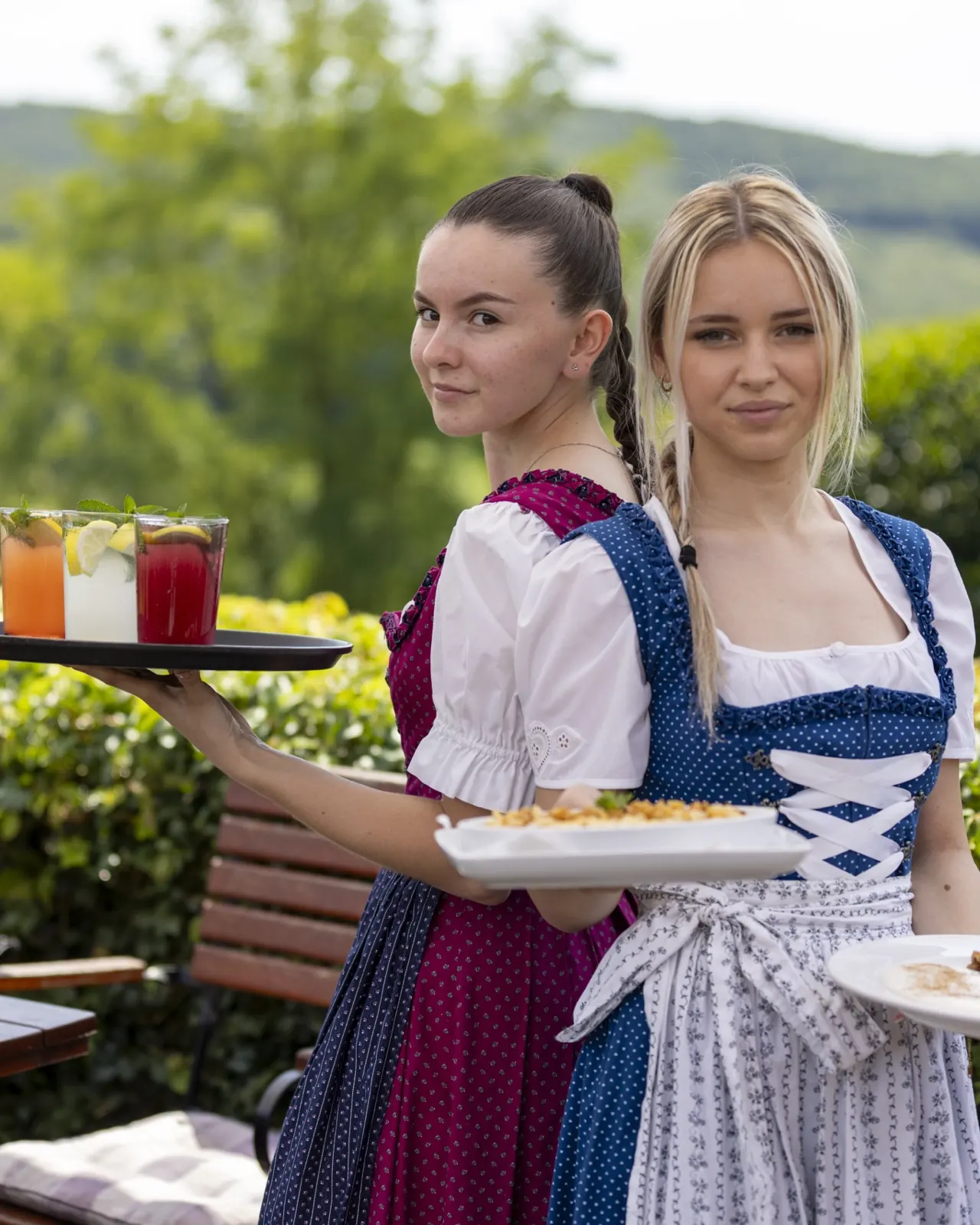 Zwei Kellnerinnen des Schwabenhofs servieren im Dirndl
