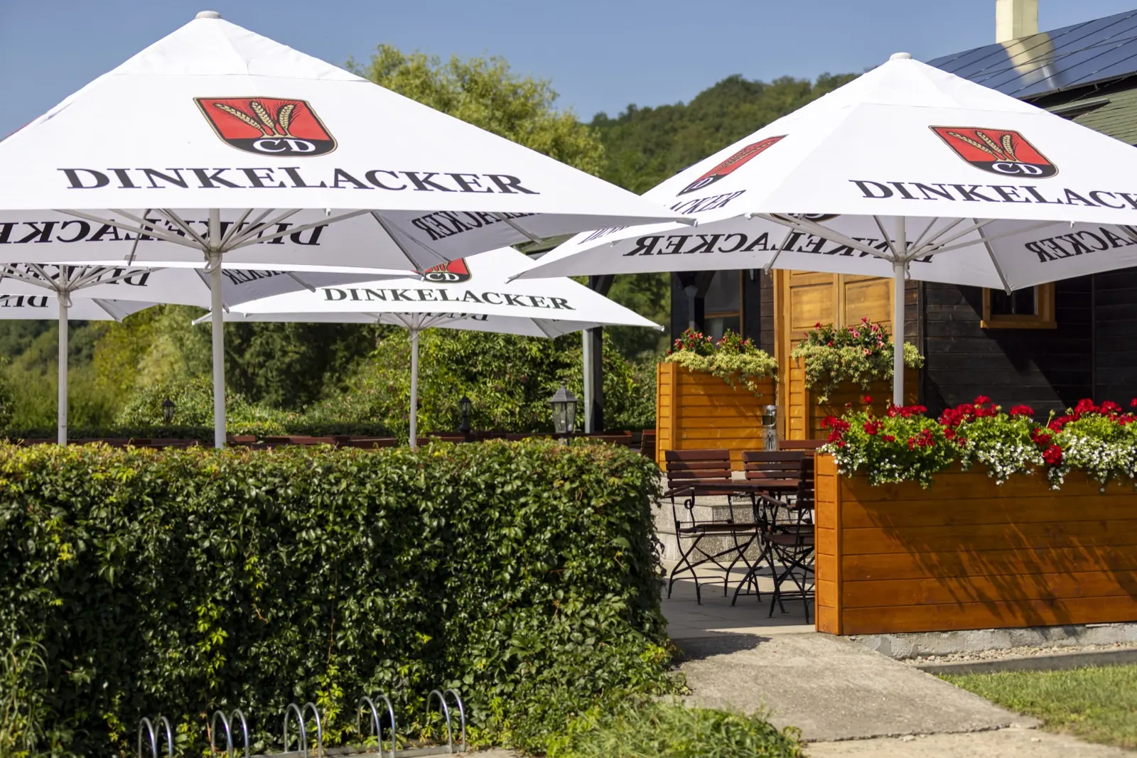 Biergarten mit Sonnenschirmen