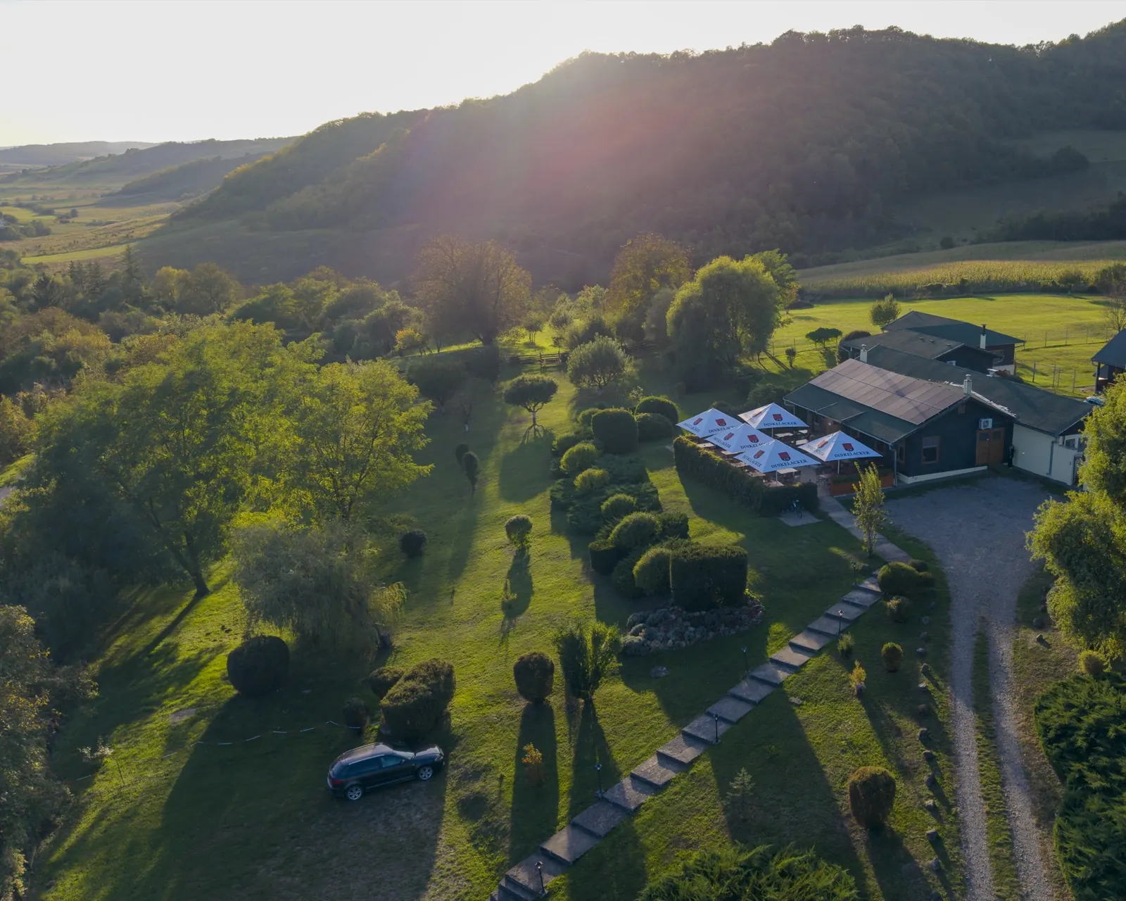 Ländliche Landschaft im Abendlicht