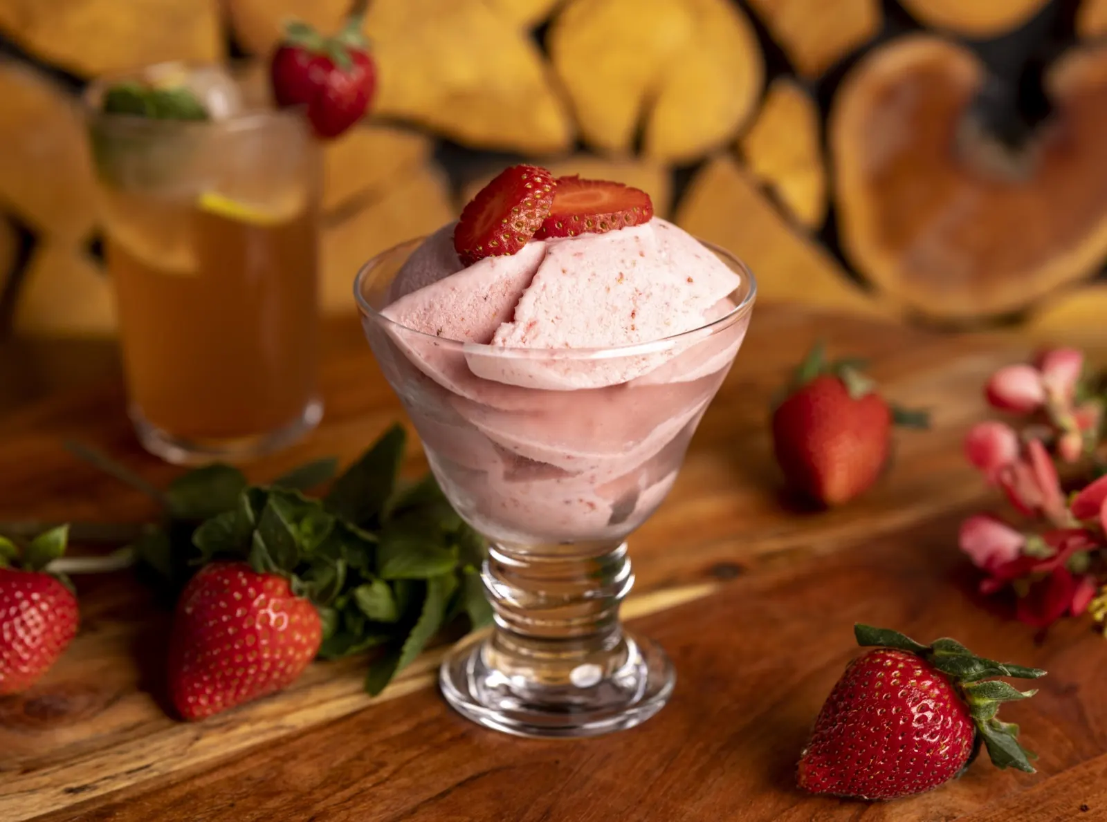 Erdbeer-Eisdessert im Stielglas