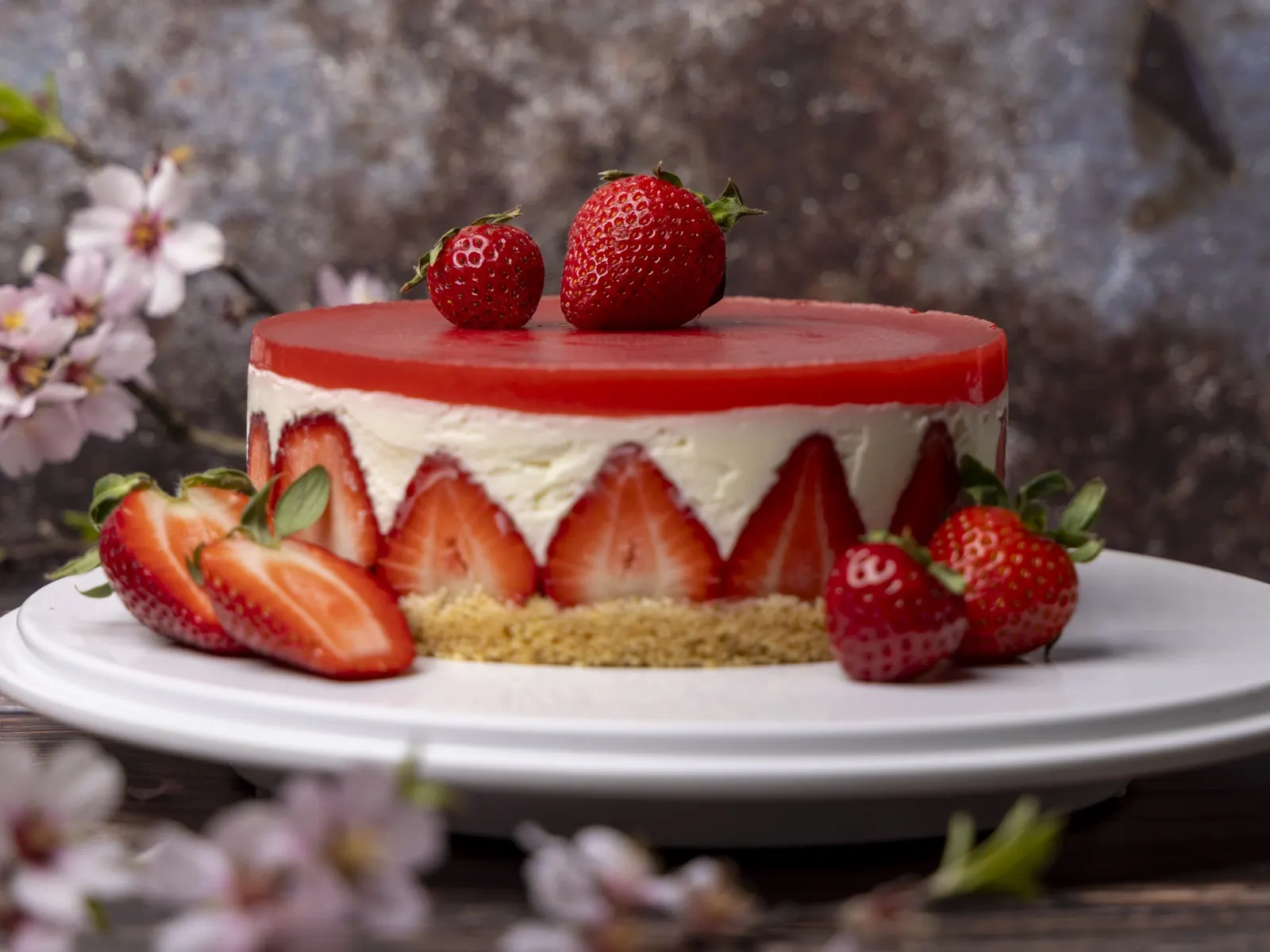 Geschichtetes Dessert mit roter Geleeschicht