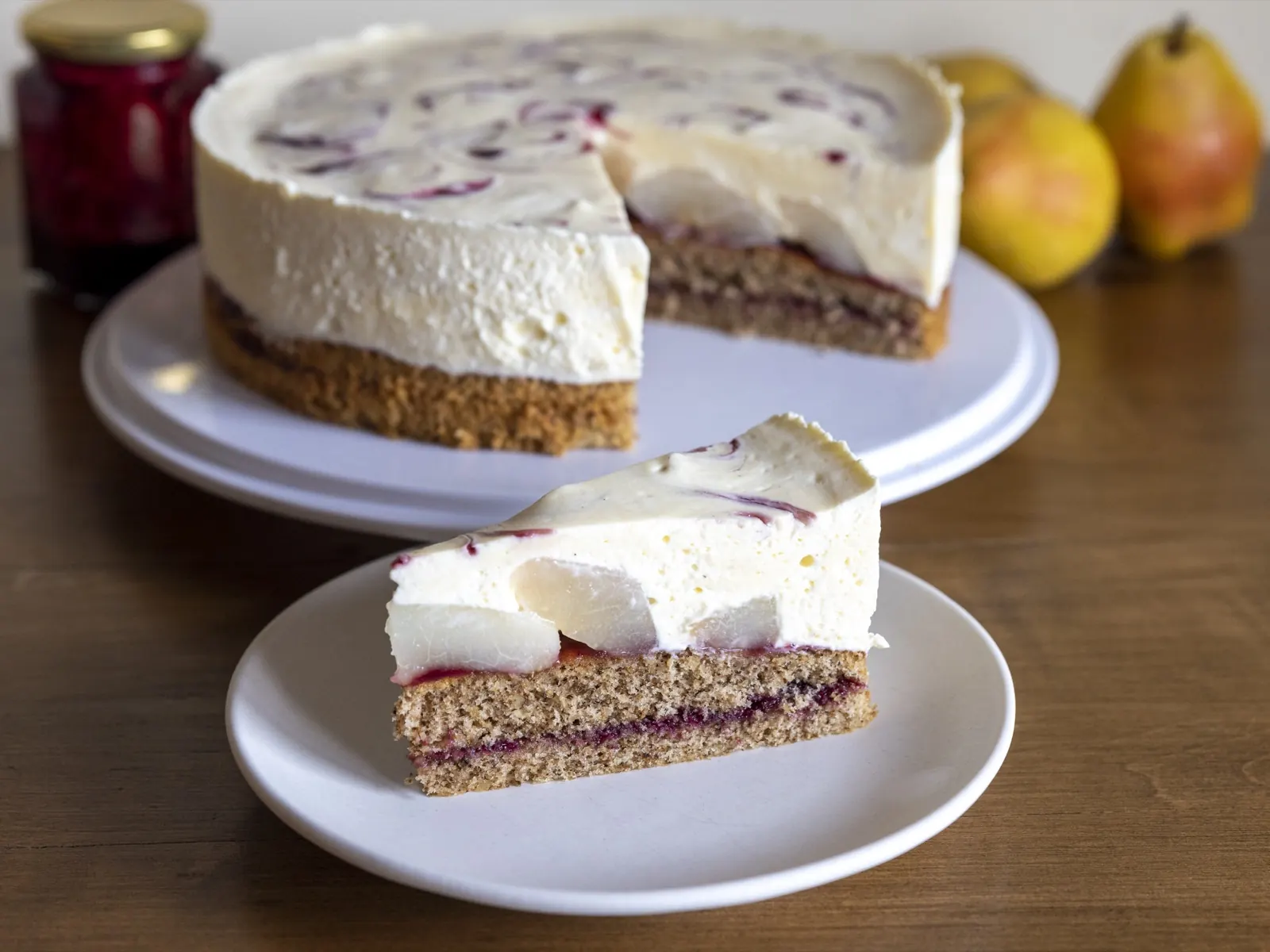 Runde Torte mit Sahne und Früchten