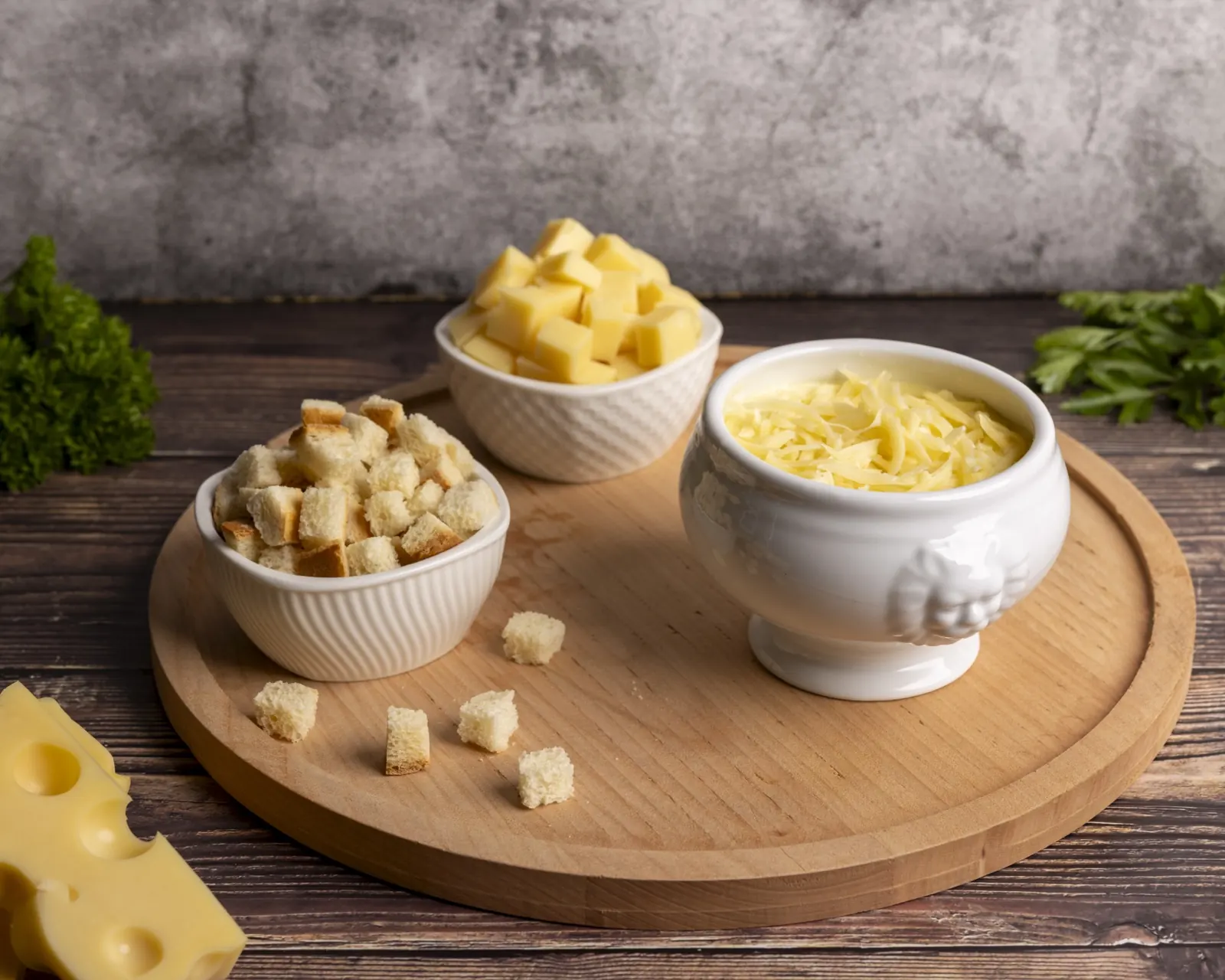 Holztisch mit verschiedenen Gerichten