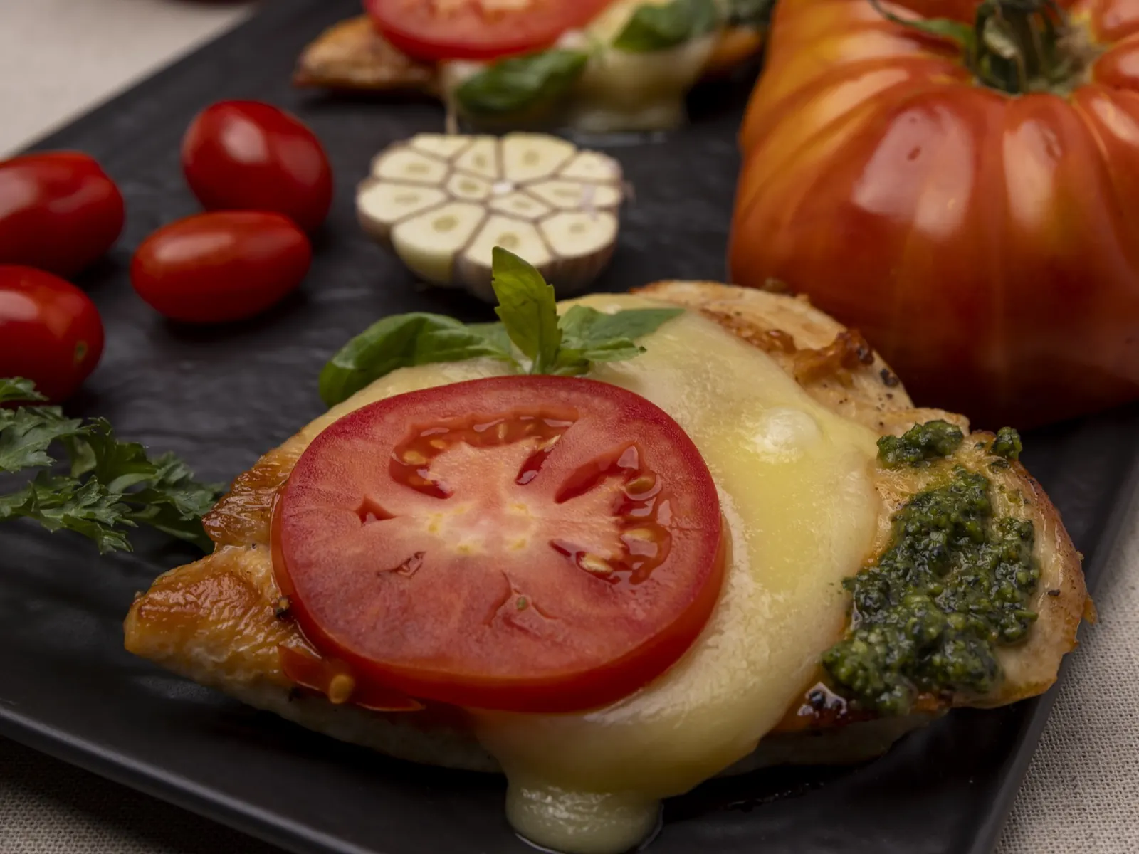 Hähnchenbrust mit geschmolzenem Käse und Tomate