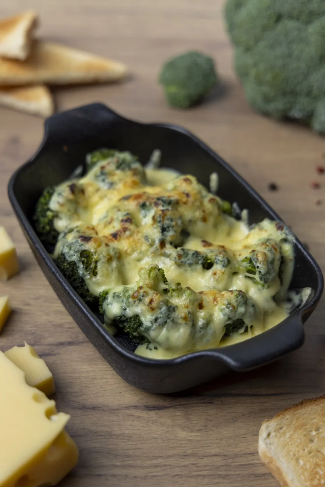 Überbackener Brokkoli mit Käsesauce in der Gusseisenform