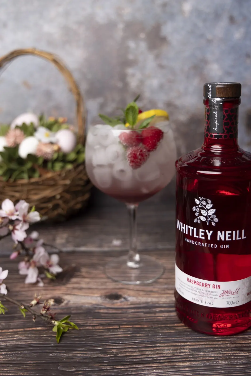 Whitley Neill Raspberry Gin neben einem Glas mit Eis